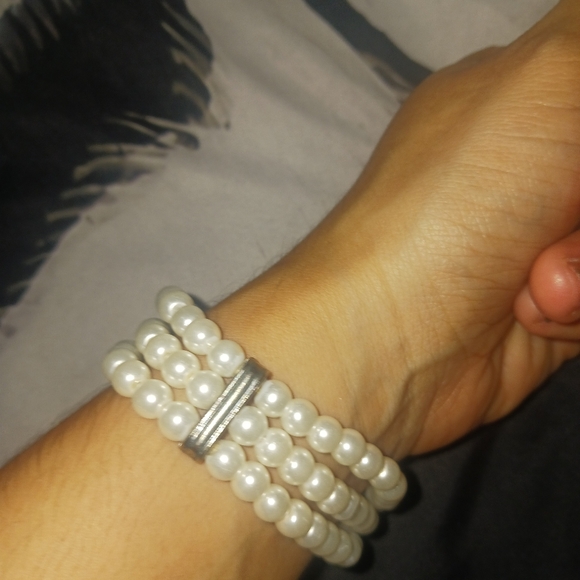 Women Ivory Pearls Elastic Bracelet - Picture 6 of 9